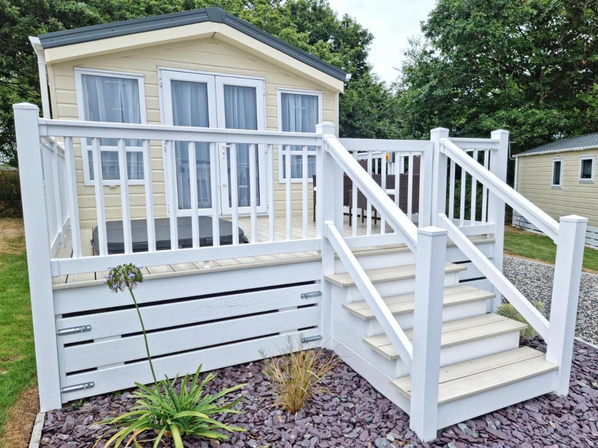 Rosefinch Sleeps 2 Persons-Private Hot Tub-Tranquil Holiday Away From It All Yet Not Far From St Austell- The Holiday Home Has One Bedroom, Living And Dining Area, Equipped Kitchen-Decking-Outdoor Furniture-Fishing Lakes-Non Pet Unit Exterior foto