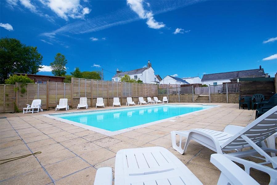 Rosefinch Sleeps 2 Persons-Private Hot Tub-Tranquil Holiday Away From It All Yet Not Far From St Austell- The Holiday Home Has One Bedroom, Living And Dining Area, Equipped Kitchen-Decking-Outdoor Furniture-Fishing Lakes-Non Pet Unit Exterior foto