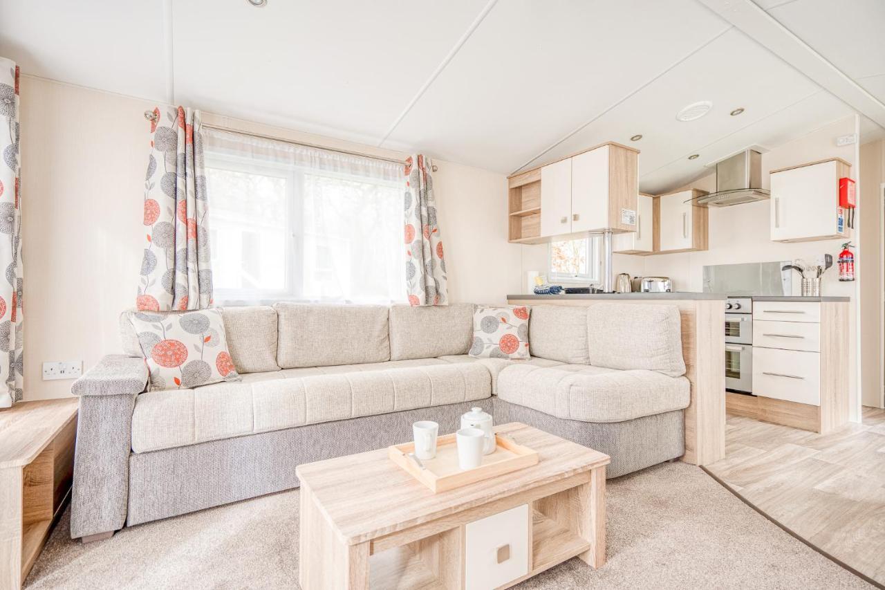 Rosefinch Sleeps 2 Persons-Private Hot Tub-Tranquil Holiday Away From It All Yet Not Far From St Austell- The Holiday Home Has One Bedroom, Living And Dining Area, Equipped Kitchen-Decking-Outdoor Furniture-Fishing Lakes-Non Pet Unit Exterior foto
